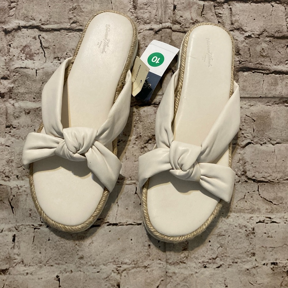 NWT  universal threads Lucia cream slide sandals, size 10.